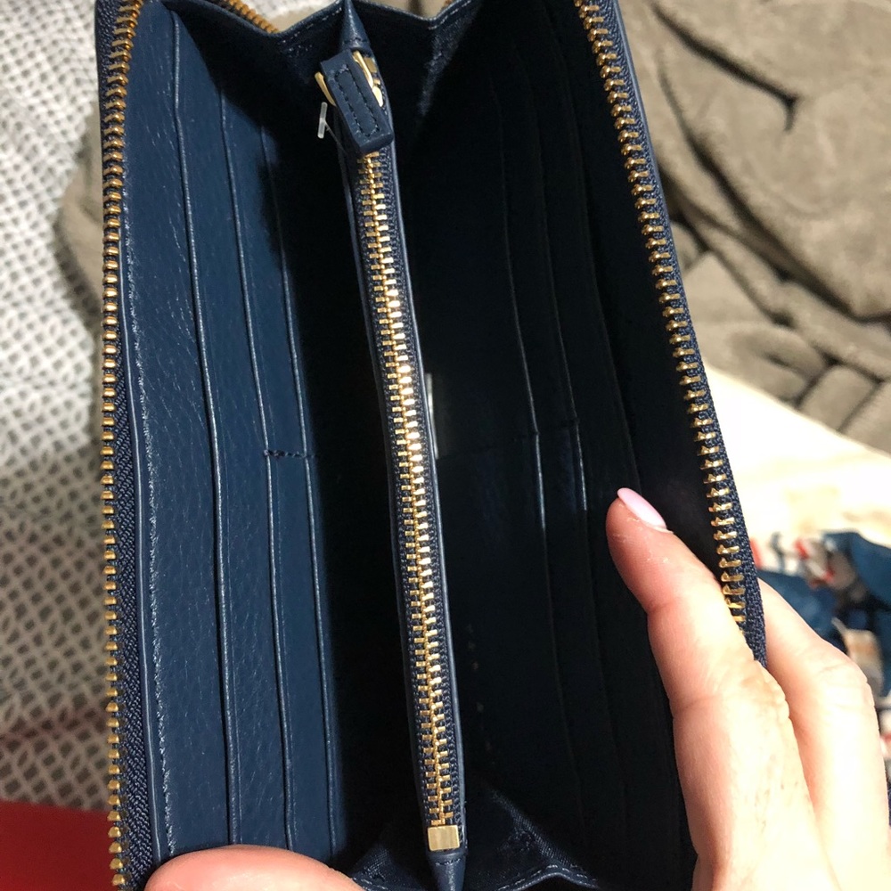 Navy Tory Burch wallet - Picture 3 of 4